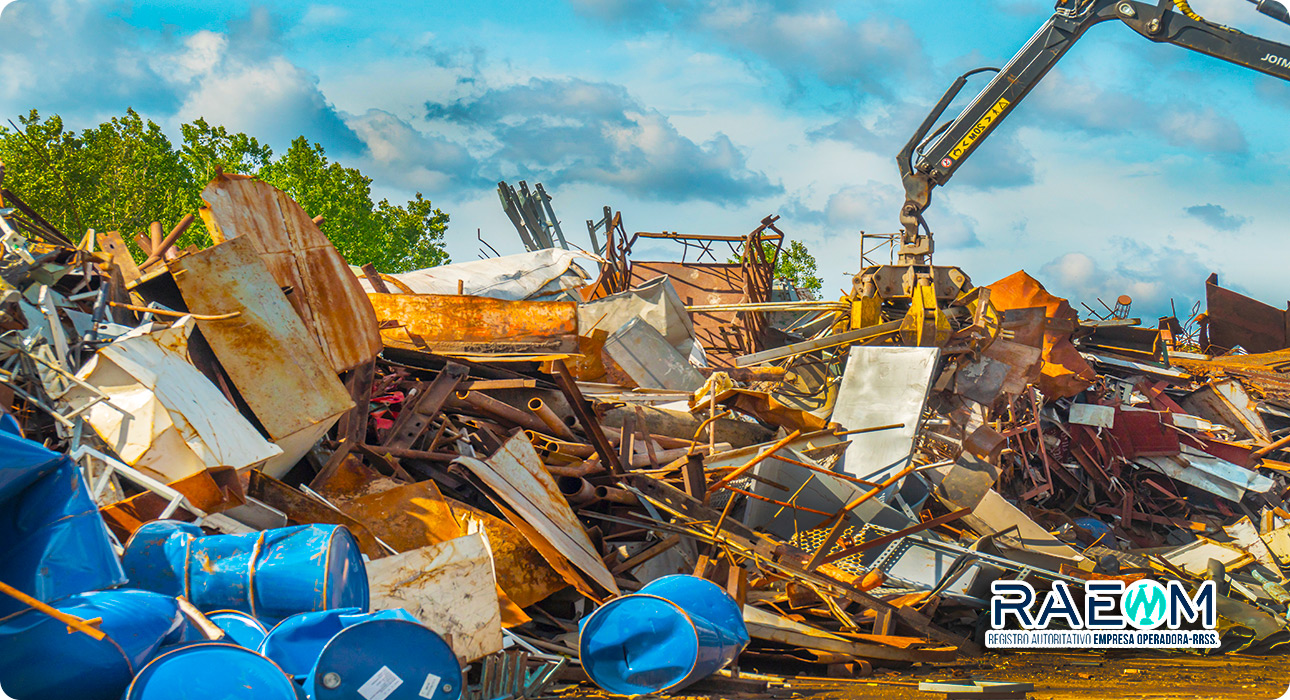 RAEOMINAM.COM RAEOMINAM RAEOM Registro Autoritativo de Empresas Operadoras MINAM, para transporte de Residuos Sólidos. Las empresas que se dedican al transporte de residuos sólidos pueden encontrar beneficios en la prestación de servicios de transporte para todos los tipos de residuos según su ámbito, origen y peligrosidad. Algunas de estas empresas pueden incluir: Empresas de gestión integral de residuos: Estas empresas se encargan de la recolección, transporte y disposición final de diferentes tipos de residuos, incluyendo residuos industriales, comerciales, domésticos y peligrosos. Al ofrecer servicios completos de manejo de residuos, pueden atender a una amplia gama de clientes y satisfacer todas sus necesidades de transporte. Empresas de limpieza y descontaminación: Estas empresas se especializan en la limpieza y descontaminación de áreas afectadas por derrames de sustancias peligrosas, residuos tóxicos u otros materiales contaminantes. El transporte adecuado de estos residuos es fundamental para garantizar la seguridad y minimizar el impacto ambiental durante las operaciones de limpieza. Empresas de construcción y demolición: En el ámbito de la construcción, se generan grandes cantidades de residuos, como escombros, materiales de construcción no utilizados y desechos de demolición. Estas empresas pueden brindar servicios de transporte para la recolección y disposición de estos residuos, asegurando su manejo adecuado y cumpliendo con la normativa correspondiente. Empresas de manejo de residuos peligrosos: Existen empresas especializadas en el transporte de residuos peligrosos, como productos químicos tóxicos, sustancias inflamables o materiales radiactivos. Estos residuos requieren un manejo especializado y cumplimiento estricto de regulaciones, por lo que las empresas dedicadas a su transporte deben contar con la experiencia y los recursos necesarios para garantizar la seguridad durante el transporte. Empresas de servicios de salud: En el sector de la salud, se generan residuos clínicos, médicos y hospitalarios que requieren un manejo específico debido a su potencial riesgo biológico y químico. Las empresas que brindan servicios de transporte para estos residuos deben cumplir con los estándares y normativas sanitarias correspondientes, asegurando la protección de la salud pública y el medio ambiente.